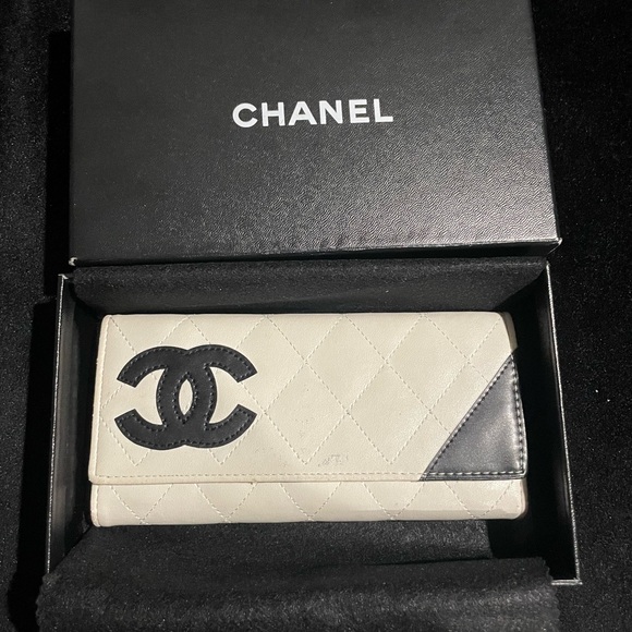 USED! CHANEL wallet. Lightly used does have markings on back. - Picture 2 of 4